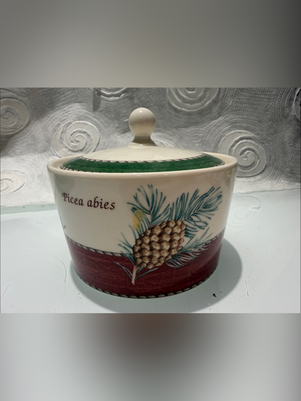 Wedgwood Sarah’s Garden Ceramic Pine Cone Covered Sugar Bowl 5”x 3.25 holiday